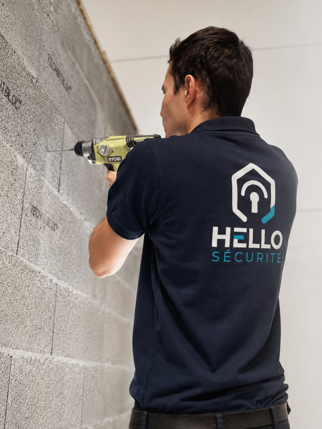 Technicien HELLO SÉCURITÉ réalisant une installation